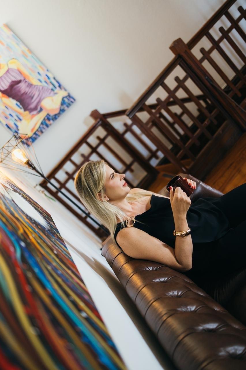 Paula Broisler em um momento com uma taça de vinho